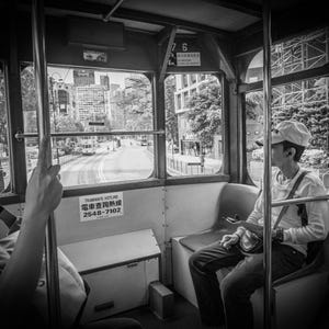 白黒の路面電車の写真 - 香港の街の風景 - 地元の乗客 プリント ダウンロード