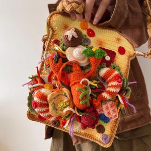 Borsa a tracolla fatta a mano all&#39;uncinetto con fetta di pane, aragosta, gamberetti, polpo, funghi, peperoncino, alghe e limone / Accessorio unico a tema culinario