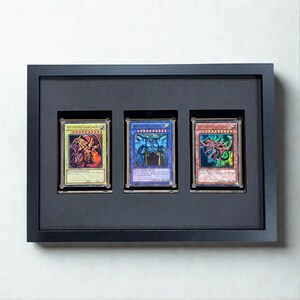 Juego de cartas de dioses egipcios de Yu-Gi-Oh en un marco para colgar o colocar de pie. Regalo perfecto para los fanáticos de YGO