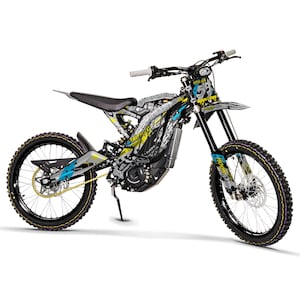 Può includere: Una moto da cross elettrica nera e grigia con dettagli gialli e blu. Ha un sedile nero, pneumatici neri e una catena dorata. Il numero 59 è presente sulla parte anteriore. La moto è su sfondo bianco.