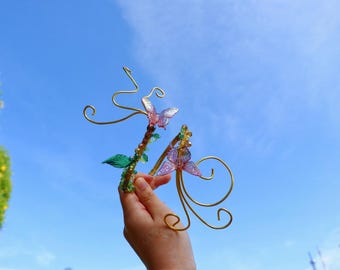 フェアリーコア バタフライ エルフ アームカフ、つるや葉のビーズが付いた幻想的な自然モチーフのゴールドワイヤーカフ、フェスティバル、コスプレ、ギフトに最適なファンタジージュエリー