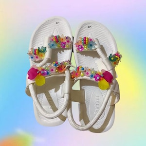 Sandálias brancas coloridas e descoladas para mulheres, sandálias boho chic feitas à mão, sandálias para festivais, sandálias descalças, sandálias com contas feitas à mão.