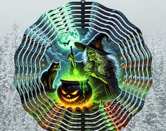 Peut inclure: Un mobile en métal sur le thème d'Halloween. Il représente une sorcière remuant un chaudron avec une potion verte, un chat noir et une pleine lune. Le motif est entouré d'un motif tourbillonnant de métal.