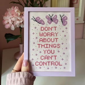 Não se preocupe com coisas que você não pode controlar - Padrão de ponto cruz com afirmação positiva - Ponto cruz de borboletas - Artesanato para saúde mental