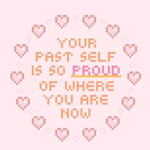 K&ouml;nnte beinhalten: Ein digitales Kunstwerk vor einem hellrosa Hintergrund. Der Text in orangefarbenen und rosa Pixelbuchstaben lautet: "YOUR PAST SELF IS SO PROUD OF WHERE YOU ARE NOW". Rosa Pixelherzen umgeben den Text.