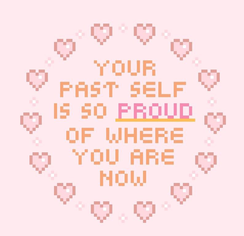 K&ouml;nnte beinhalten: Ein digitales Kunstwerk vor einem hellrosa Hintergrund. Der Text in orangefarbenen und rosa Pixelbuchstaben lautet: "YOUR PAST SELF IS SO PROUD OF WHERE YOU ARE NOW". Rosa Pixelherzen umgeben den Text.