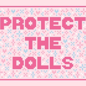 Puede incluir: Un gr&aacute;fico rosa con las palabras "PROTECT THE DOLLS" en letras rosas pixeladas. El fondo es un patr&oacute;n de formas pixeladas rosas, celeste y blancas. La imagen tiene un borde rosa.
