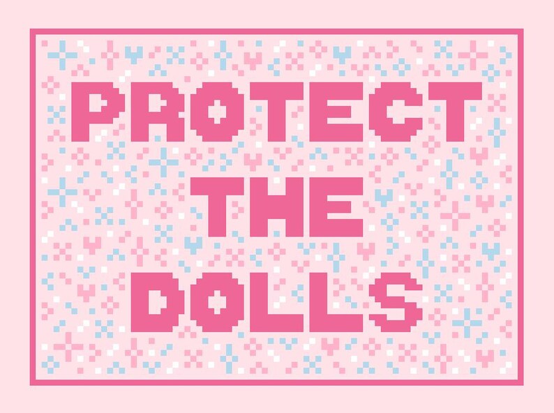 Puede incluir: Un gr&aacute;fico rosa con las palabras "PROTECT THE DOLLS" en letras rosas pixeladas. El fondo es un patr&oacute;n de formas pixeladas rosas, celeste y blancas. La imagen tiene un borde rosa.