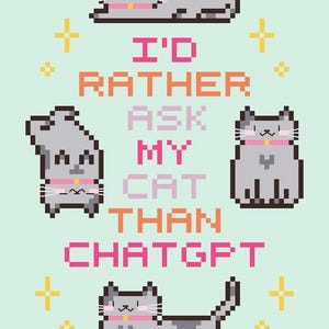 Pode incluir: Um design pixelizado com gatos cinzentos com coleiras rosa e o texto "I'D RATHER ASK MY CAT THAN CHATGPT" em laranja e rosa. O fundo &eacute; verde claro com detalhes de estrelas amarelas.
