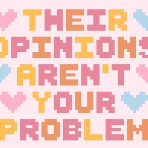Puede incluir: Un fondo rosa pastel con el texto "SUS OPINIONES NO SON TU PROBLEMA" en letras pixeladas y coloridas. El dise&ntilde;o incluye corazones y estrellas pixelados.