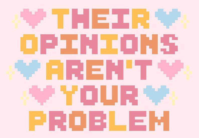 Puede incluir: Un fondo rosa pastel con el texto "SUS OPINIONES NO SON TU PROBLEMA" en letras pixeladas y coloridas. El dise&ntilde;o incluye corazones y estrellas pixelados.