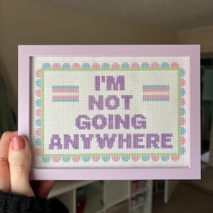 私はどこにも行かない トランスジェンダープライド クロスステッチ PDF パターン - トランスジェンダー アート - LGBTQ プライド - トランスプライド フラッグ - トランスは美しい