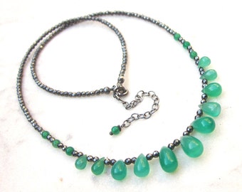 Grüner Onyx & Hämatit Kette, moderne Edelstein Briolette Kette, minimal grün schwarze Stein Perlenkette, zierliche Stein Layering Kette
