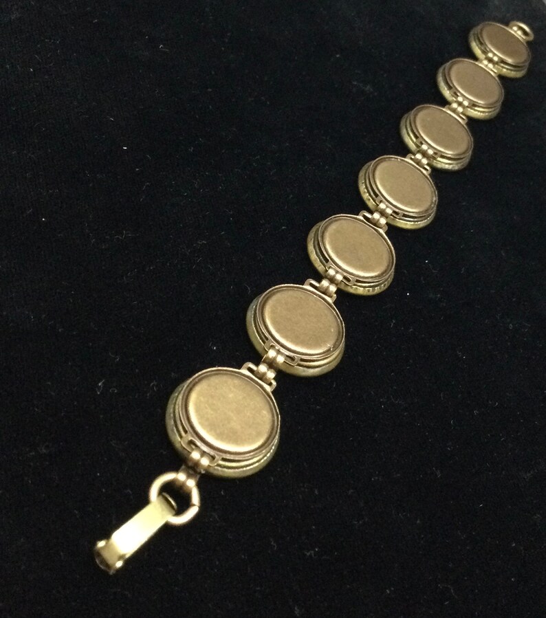VICTORIAN BUTTON BRACELET