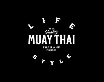 Pode incluir: Texto branco sobre fundo preto em círculo: "Life Style" em torno das palavras "Best Quality Muay Thai Thailand Fighter".