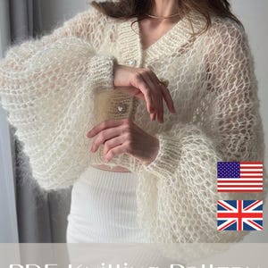 Könnte beinhalten: Cremefarbene Spitzenstrickjacke mit V-Ausschnitt und Ballonärmeln. Die Strickjacke hat dekorative Knöpfe und ist Teil eines PDF-Strickmusters. Der Text "PDF Knitting Pattern LACE cardigan" ist sichtbar.