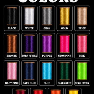 Może przedstawiać: Wzornik kolor&oacute;w z napisem AVAILABLE COLORS przedstawia dziewiętnaście szpulek nici hafciarskich w r&oacute;żnych odcieniach, w tym czarnym, białym, szarym, złotym, beżowym, brązowym, ciemnofioletowym, fioletowym, neonowym r&oacute;żowym, r&oacute;żowym, jasnor&oacute;żowym, ciemnoniebieskim, niebieskim, ciemnozielonym, neonowym zielonym, ciemnoczerwonym, czerwonym, pomarańczowym i ż&oacute;łtym.
