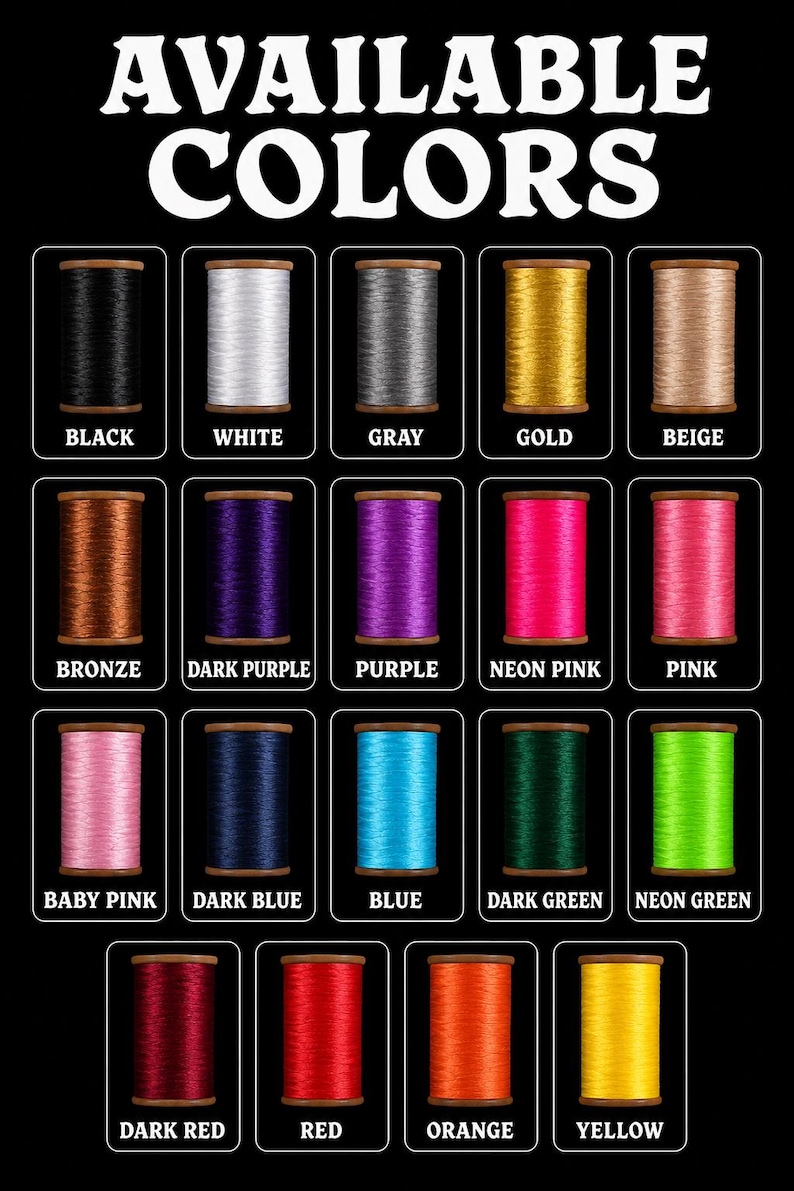 Może przedstawiać: Wzornik kolor&oacute;w z napisem AVAILABLE COLORS przedstawia dziewiętnaście szpulek nici hafciarskich w r&oacute;żnych odcieniach, w tym czarnym, białym, szarym, złotym, beżowym, brązowym, ciemnofioletowym, fioletowym, neonowym r&oacute;żowym, r&oacute;żowym, jasnor&oacute;żowym, ciemnoniebieskim, niebieskim, ciemnozielonym, neonowym zielonym, ciemnoczerwonym, czerwonym, pomarańczowym i ż&oacute;łtym.
