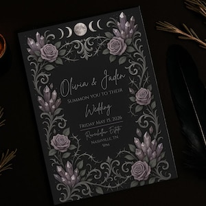 Puede incluir: Una invitación de boda oscura con detalles florales y de cristal. La invitación presenta los nombres "Olivia & Jaden" y el texto "SUMMON YOU TO THEIR Wedding" con la fecha y hora. El diseño incluye rosas, cristales y fases lunares.