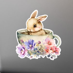 Conejito de acuarela en taza de té con flores silvestres, calcomanía de vinilo para computadora portátil, regalo para amantes de la naturaleza, calcomanía de conejo lindo, calcomanía para diario o cuaderno Cottagecore