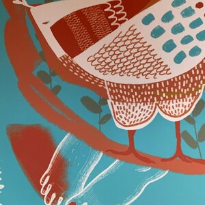 K&ouml;nnte beinhalten: Eine Siebdruckillustration eines stilisierten Vogels mit rot-wei&szlig; gemusterten Fl&uuml;geln und blauen Akzenten, der auf einem Ast sitzt. Unter dem Ast sind zwei wei&szlig; umrissene menschliche F&uuml;&szlig;e vor einem t&uuml;rkisfarbenen Hintergrund zu sehen.