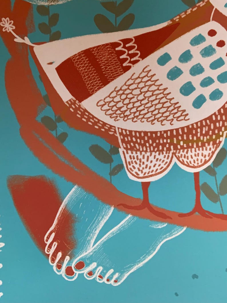 K&ouml;nnte beinhalten: Eine Siebdruckillustration eines stilisierten Vogels mit rot-wei&szlig; gemusterten Fl&uuml;geln und blauen Akzenten, der auf einem Ast sitzt. Unter dem Ast sind zwei wei&szlig; umrissene menschliche F&uuml;&szlig;e vor einem t&uuml;rkisfarbenen Hintergrund zu sehen.