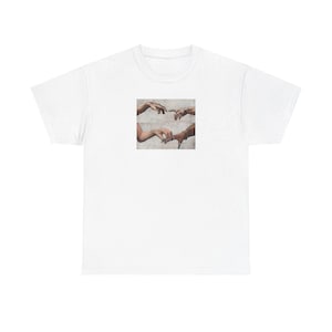 アリアナとシンシア・エリヴォの象徴的なフィンガータッチTシャツ - 映画にインスパイアされたホールディングスペース