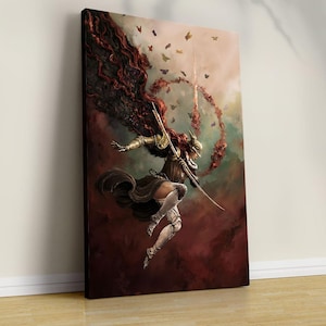 Könnte beinhalten: Leinwanddruck mit einer dynamischen Fantasy-Illustration. Eine Kriegerfigur mit rotem Haar und goldener Rüstung ist in Bewegung dargestellt und hält ein gebogenes Schwert. Der Hintergrund mischt rote, braune und türkisfarbene Farbtöne mit Schmetterlingen.