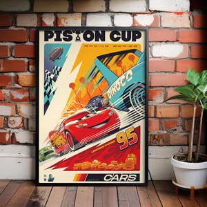 Könnte beinhalten: Ein Vintage-Poster für die Piston Cup Racing Series mit Lightning McQueen, einem roten Rennwagen, und Dinoco, einem blauen Rennwagen. Das Poster hat einen gelben und orangen Hintergrund mit einem Blitz-Design. Der Text "Piston Cup Racing Series" und "Cars" ist auf dem Poster zu sehen.