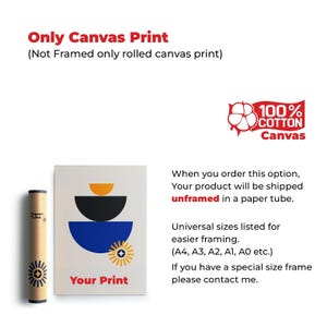 Puede incluir: Una impresi&oacute;n en lienzo enrollada con un dise&ntilde;o geom&eacute;trico en azul, negro y naranja, junto a un tubo de papel. La impresi&oacute;n en lienzo dice "Your Print" y est&aacute; etiquetada como 100% algod&oacute;n.