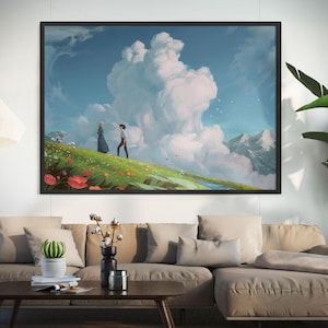 Puede incluir: Impresi&oacute;n art&iacute;stica enmarcada que representa un paisaje con dos figuras en una colina cubierta de hierba. La obra de arte presenta un cielo azul brillante con grandes nubes blancas, flores coloridas y monta&ntilde;as distantes. La impresi&oacute;n se muestra sobre un sof&aacute; beige.