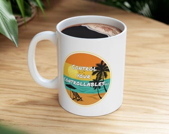 Taza de cerámica con amanecer en la playa: taza de café con palmeras inspiradoras