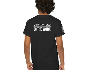 Camiseta motivacional "Deshazte del ego, trabaja", marca que inspira a otros, con texto estampado en la espalda.