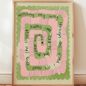 Könnte beinhalten: Eine rosa und grüne Illustration eines gewundenen Weges mit dem Text "winding my way paths can lead to the greatest treasures even the tiniest through the world! I see that".