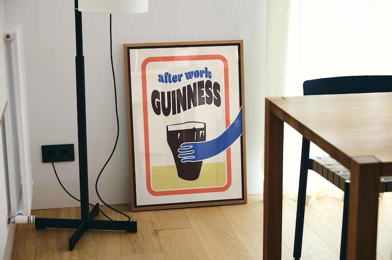 Op de afbeelding: Een ingelijste poster met een vintage ontwerp met een glas Guinness-bier en de tekst "after work: GUINNESS".