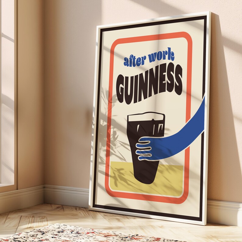 Op de afbeelding: Een poster in retro-stijl met een witte achtergrond en rode, oranje en gele accenten. De poster toont een glas Guinness-bier met een blauwe hand die ernaar reikt. De tekst op de poster luidt "after work GUINNESS".