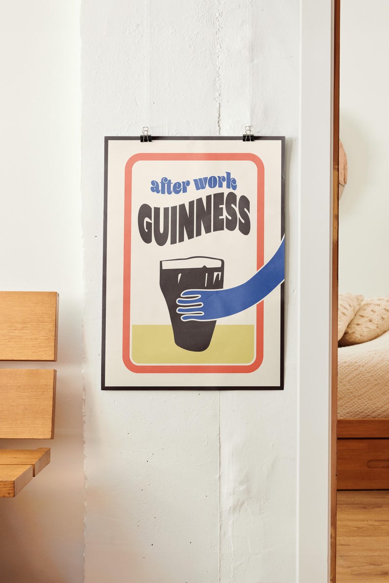 Op de afbeelding: Een poster in vintage stijl met een zwarte rand en rode, oranje en gele accenten. De poster toont een glas Guinness-bier met een blauwe hand die ernaar reikt. De tekst op de poster luidt "after work GUINNESS".