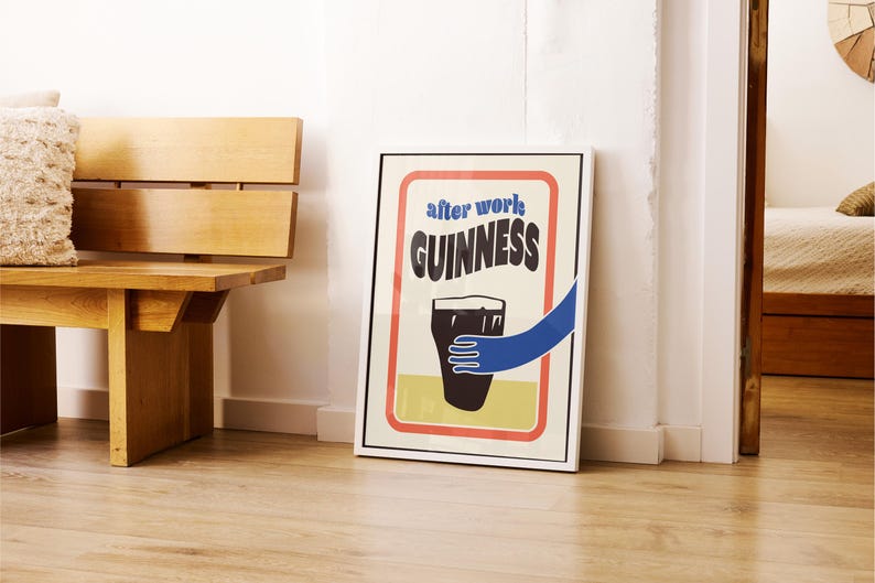 Op de afbeelding: Een wit ingelijste poster met een rood, wit en blauw ontwerp. De poster toont een glas Guinness-bier met een hand die ernaar reikt. De tekst op de poster luidt "after work GUINNESS".