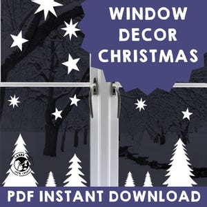 Könnte beinhalten: Ein druckbarer PDF-Download für die Fensterdekoration mit einem Weihnachtsmotiv. Das Design beinhaltet weiße Sterne und Bäume auf einem dunkelblauen Hintergrund. Der Text "WINDOW DECOR CHRISTMAS" ist in weiß auf blauem Hintergrund.