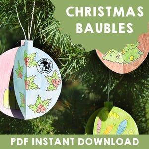 Può includere: Un download PDF stampabile per realizzare palline di Natale. L'immagine mostra tre palline, una con un design di agrifoglio, una con un design di albero di Natale e una con un design di luci di Natale. Il testo "Christmas Baubles" è in una casella verde nella parte superiore dell'immagine. Il testo "PDF Instant Download" è nella parte inferiore dell'immagine.