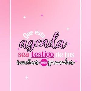 May include: Pink and white graphic with the text "Que esta agenda sea testigo de tus sueños más grandes."  The text is in a white outline with a pink fill. The background is a gradient of pink and white.