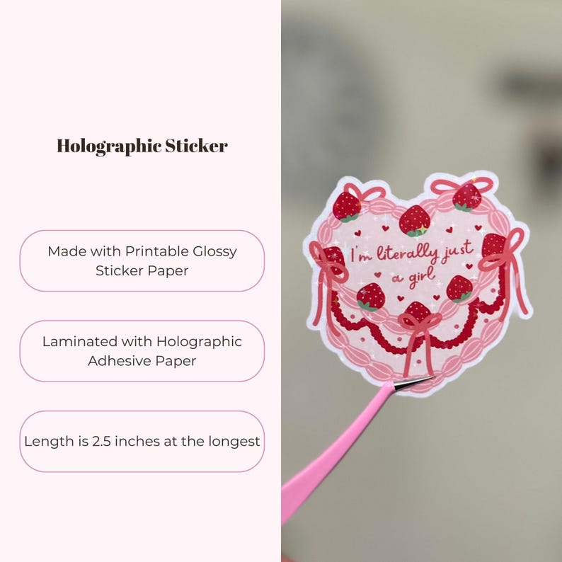 Puede incluir: Una pegatina hologr&aacute;fica rosa y roja con un dise&ntilde;o de pastel en forma de coraz&oacute;n. El pastel est&aacute; decorado con fresas, lazos y el texto "I'm literally just a girl". La pegatina mide 2,5 pulgadas de largo.