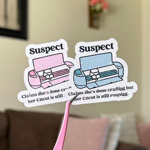 Le suspect prétend qu'elle a fini de fabriquer un sticker Cricut, Sticker mignon machine Cricut, Sticker girly astucieux, Sticker pour chambre de travaux manuels, Cadeau pour créatrice