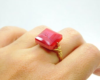 Bright Red Ring. Glass Red Ring. Elegant Red Gold Ring, Hot Red Jewelry. Red Bead Handmade Ring. Anillo Rojo Dorado. Wire Wrapped Gold Ring