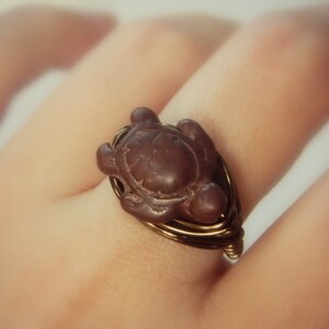 Brown Turtle Handmade Ring. Size 8.25. Brown Turtle Ring. Brown Wire Wrapped Handmade Ring. Gun Metal Wire Ring. Anillo de Tortuga image 1