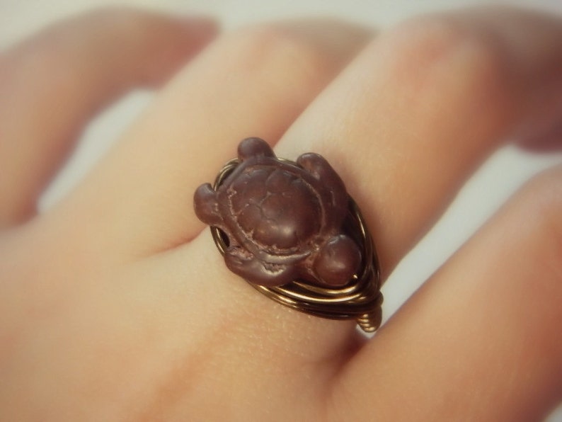 Brown Turtle Handmade Ring. Size 8.25. Brown Turtle Ring. Brown Wire Wrapped Handmade Ring. Gun Metal Wire Ring. Anillo de Tortuga image 1