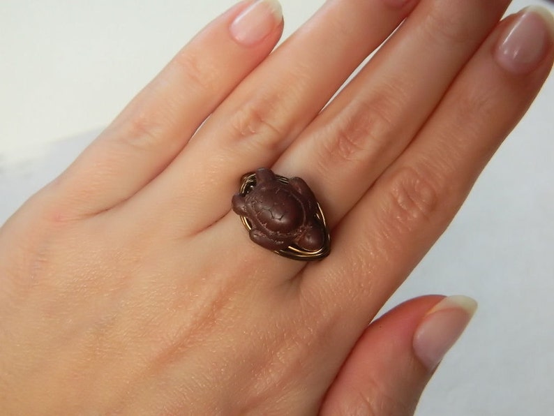 Brown Turtle Handmade Ring. Size 8.25. Brown Turtle Ring. Brown Wire Wrapped Handmade Ring. Gun Metal Wire Ring. Anillo de Tortuga image 4