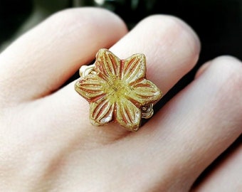 Mustard Brown Czech Ring. Czech Flower Ring. Wire Wrapped Mustard Ring. Anillo Mostaza., Mustard Flower Ring. Brown Boho Flower Rings. Boho