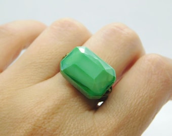 Forest Green Chrystal Ring. Glass Lime Green Ring. Elegant Green Ring. Green Rectangle Handmade Ring. Anillo Verde. Wire Wrapped Bronze Ring