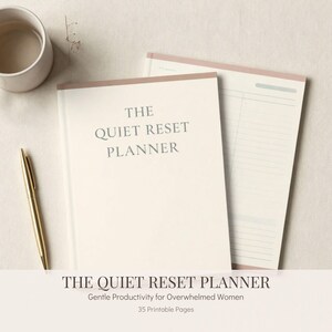 Puede incluir: Una agenda de color crema titulada THE QUIET RESET PLANNER en texto gris oscuro, acompañada de un bolígrafo dorado y una taza de cerámica a juego. La agenda presenta un lomo rosa suave e incluye páginas internas con secciones rayadas y detalles en azul claro.